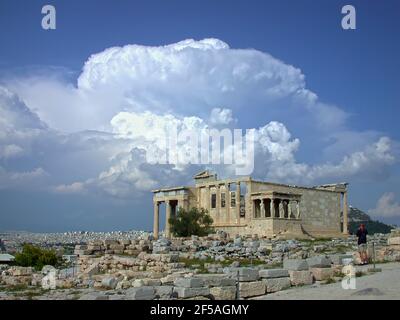 Aspekt des Erechtheion, Akropolis von Athen, unter dramatischem Herbsthimmel mit Sturmwolken Stockfoto