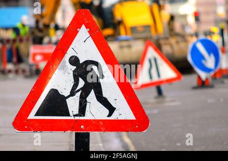 Verschiedene Straßenbauschilder wegen Reparaturen an der Fahrbahn, London, England Stockfoto