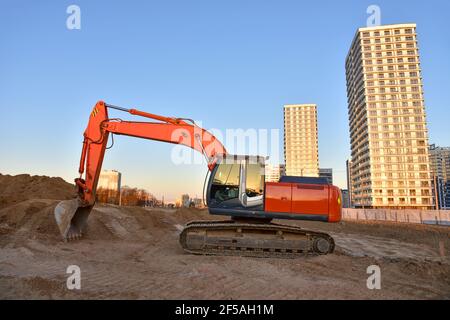 Bagger während der Aushubarbeiten auf der Baustelle. Bagger auf Earthworks. Maschinen für schwere Baumaschinen in Aktion. Big Digger Graben das Foun Stockfoto