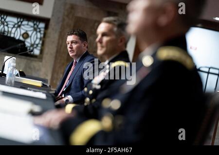 Von links, amtierender stellvertretender Verteidigungsminister für Sondereinsätze und Konflikte mit geringer Intensität Christopher Maier, begleitet von Special Operations Command General Richard Clarke, Kommandant der US-Cyber Command, Direktor der Nationalen Sicherheitsagentur und Leiter des zentralen Sicherheitsdienstes, General Paul Nakasone, Spricht bei einer Anhörung zur Untersuchung des United States Special Operations Command und des United States Cyber Command im Hinblick auf den Antrag auf Genehmigung der Verteidigung für das Geschäftsjahr 2022 und das Future Years Defence Program, auf Capitol Hill, Donnerstag, 25. März 2021, In Washington. Pool Foto von Andrew Harnik/UP Stockfoto