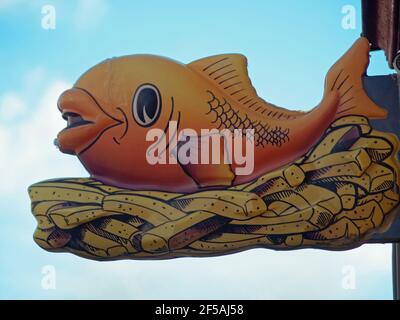 Ein Modell von Fisch und eine Portion Chips außerhalb Ein Restaurant in Brighton Stockfoto