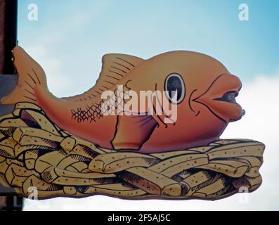 Ein Modell von Fisch und eine Portion Chips außerhalb Ein Restaurant in Brighton Stockfoto