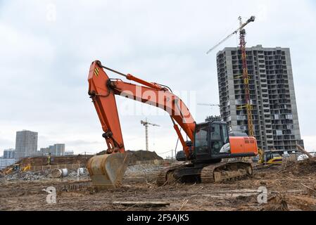 Bagger während der Aushubarbeiten auf der Baustelle. Bagger auf Earthworks. Maschinen für schwere Baumaschinen in Aktion. Big Digger Graben das Foun Stockfoto