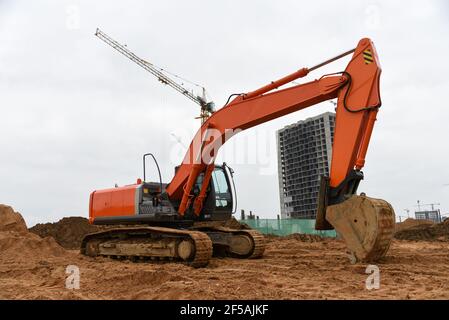 Bagger während der Aushubarbeiten auf der Baustelle. Bagger auf Earthworks. Maschinen für schwere Baumaschinen in Aktion. Big Digger Graben das Foun Stockfoto