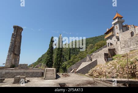 Die Ruinen der Burg von Herzog Alexander von Oldenburg, Juli 2018 Jahr, Abchasien, Gagra. Stockfoto