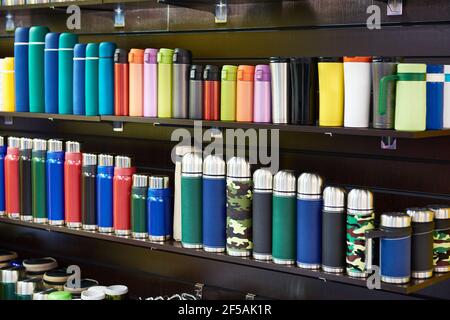 Farbige Thermoskanne im Schaufenster Stockfoto
