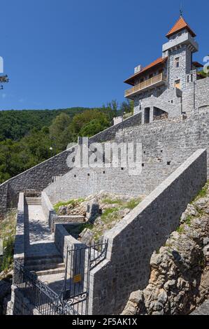 Die Ruinen der Burg von Herzog Alexander von Oldenburg, Juli 2018 Jahr, Abchasien, Gagra. Stockfoto