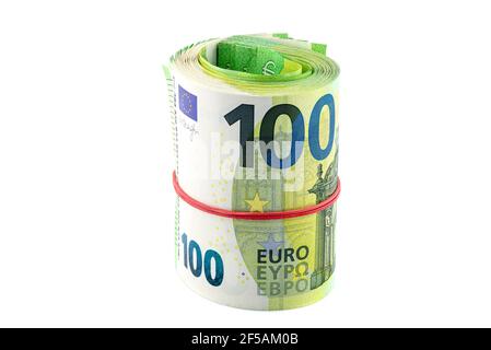 Makroaufnahme der Europäischen Union 100-EURO-Banknote, zusammengerollt in ein Gummiband, isoliert auf weißem Hintergrund. Stockfoto