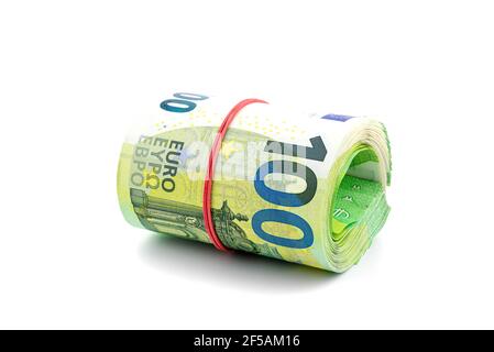 Makroaufnahme der Europäischen Union 100-EURO-Banknote, zusammengerollt in ein Gummiband, isoliert auf weißem Hintergrund. Stockfoto