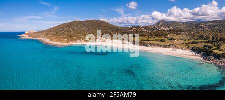 Panorama-Luftaufnahme an einem hellen sonnigen Tag der Türkisfarbenes Mittelmeer am Strand von Bodri in der Region Balagne Korsika Stockfoto