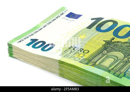 Makroaufnahme der Europäischen Union 100-EURO-Banknote, übereinander liegender Banknotenstapel, isoliert auf weißem Hintergrund. Stockfoto