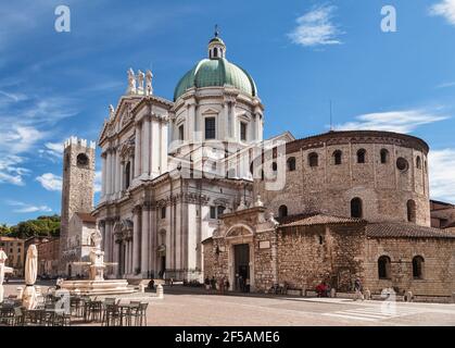 Brescia, Italien - 7. Aug 2016: Piazza Paolo VI mit der alten Kathedrale (Duomo Vecchio) oder La Rotonda und der neuen Kathedrale (Duomo Nuovo) Stockfoto