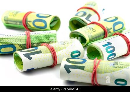 Makroaufnahme der Europäischen Union 100 EURO Banknote, ein paar Scheine in einem Gummiband zusammengerollt, isoliert auf weißem Hintergrund. Stockfoto