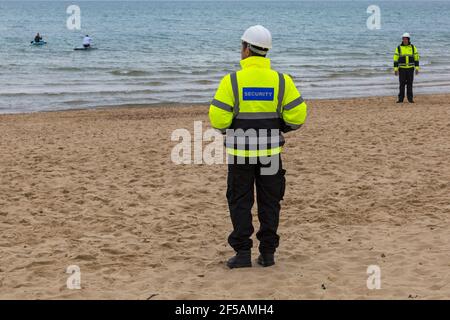 Insight Sicherheitspersonal am Strand für die Sicherheit bei der Nachfüllung von Stränden in Bournemouth und Poole Beaches, Dorset UK im März Stockfoto