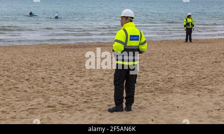 Insight Sicherheitspersonal am Strand für die Sicherheit bei der Nachfüllung von Stränden in Bournemouth und Poole Beaches, Dorset UK im März Stockfoto