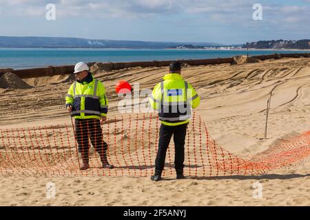 Insight Sicherheitspersonal am Strand für die Sicherheit bei der Nachfüllung von Stränden in Bournemouth und Poole Beaches, Dorset UK im März Stockfoto