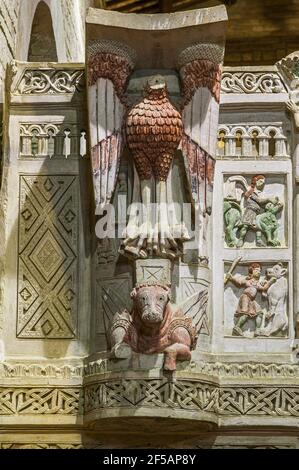 Details des reich geschnitzten und farbigen Ambos der romanischen Kirche Santa Maria del Lago. Moscufo, Provinz Pescara, Abruzzen, Italien, Europa Stockfoto