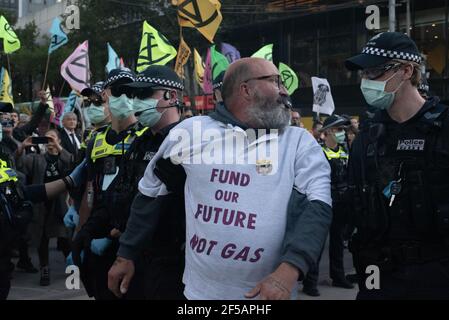 Melbourne, Australien. 25th. März 2021. Die Polizei verhaftete Mitglieder der Klimaaktivisten-Gruppe Extinction Rebellion, weil sie eine Kreuzung in Melbournes CBD blockiert hatten und in Australiens Nachrichten gegen Rupert Murdoch protestierte, das Thema Klimawandel zu unterdrücken. Es folgt eine Woche disruptiver Maßnahmen der Gruppe, um die Öffentlichkeit und das Bundesbewusstsein für den Klimawandel zu schärfen. Quelle: Jay Kogler/Alamy Live News Stockfoto