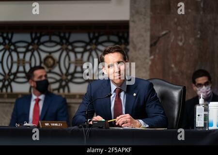 Washington, Vereinigte Staaten Von Amerika. März 2021, 25th. US-Senator Josh Hawley (Republikaner von Missouri), spricht bei einer Anhörung über das "United States Special Operations Command and United States Cyber Command" mit dem Senat Armed Services Committee auf Capitol Hill in Washington DC am 25th. März 2021.Quelle: Anna Moneymaker/Pool via CNP dpa/Alamy Live News Stockfoto