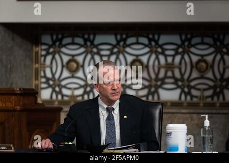 Washington, Vereinigte Staaten Von Amerika. März 2021, 25th. US-Senator Dan Sullivan (Republikaner von Alaska), spricht bei einer Anhörung über das „United States Special Operations Command and United States Cyber Command“ mit dem Armed Services Committee des Senats auf dem Capitol Hill in Washington DC am 25th. März 2021. Quelle: Anna Moneymaker/Pool via CNP dpa/Alamy Live News Stockfoto