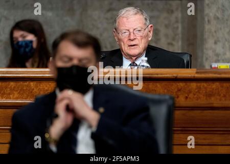 Washington. März 2021, 25th. Der US-Senator James Inhofe (Republikaner von Oklahoma), Mitglied des Rankings im US-Senatsausschuss für bewaffnete Dienste, spricht während einer Anhörung zur Untersuchung des United States Special Operations Command und des United States Cyber Command im Hinblick auf den Antrag auf Genehmigung der Verteidigung für das Geschäftsjahr 2022 und das Future Years Defence Program, Am Capitol Hill, Donnerstag, 25. März 2021, In Washington. Quelle: Andrew Harnik/Pool via CNP Quelle: dpa/Alamy Live News Stockfoto