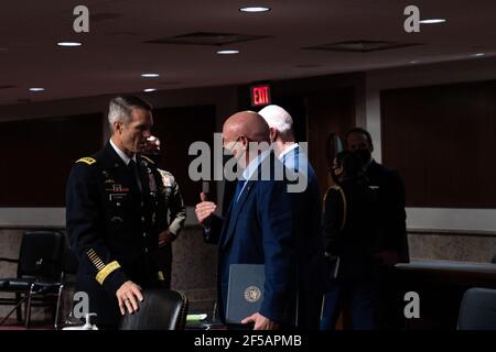 US-Senator Mark Kelly (Demokrat von Arizona), spricht mit General Richard D. Clarke, USA, Kommandant, United States Special Operations Command, Am Ende einer Anhörung zum „United States Special Operations Command and United States Cyber Command“ mit dem Armed Services Committee des Senats auf dem Capitol Hill in Washington DC am 25th. März 2021.Quelle: Anna Moneymaker/Pool via CNP - Nutzung weltweit Stockfoto