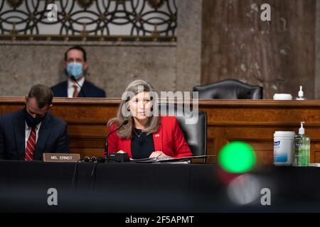 Washington, Vereinigte Staaten Von Amerika. März 2021, 25th. US-Senator Joni Ernst (Republikaner von Iowa), spricht bei einer Anhörung über das „United States Special Operations Command and United States Cyber Command“ mit dem Armed Services Committee des Senats auf dem Capitol Hill in Washington DC am 25th. März 2021. Quelle: Anna Moneymaker/Pool via CNP dpa/Alamy Live News Stockfoto