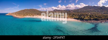 Panorama-Luftaufnahme an einem hellen sonnigen Tag der Türkisfarbenes Mittelmeer am Strand von Bodri in der Region Balagne Korsika Stockfoto