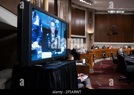 General Richard D. Clarke, USA, Commander, United States Special Operations Command, wird am 25th. März 2021 während einer Anhörung zum „United States Special Operations Command and United States Cyber Command“ mit dem Armed Services Committee des Senats auf dem Capitol Hill in Washington DC auf einem Fernsehbildschirm angezeigt.Quelle: Anna Moneymaker / Pool via CNP - Nutzung weltweit Stockfoto