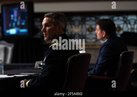 General Richard D. Clarke, USA, Commander, United States Special Operations Command, hört sich am 25th. März 2021 eine Anhörung zum „United States Special Operations Command and United States Cyber Command“ mit dem Armed Services Committee des Senats auf dem Kapitol in Washington DC an.Quelle: Anna Moneymaker / Pool via CNP - Nutzung weltweit Stockfoto