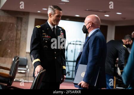 US-Senator Mark Kelly (Demokrat von Arizona), spricht mit General Richard D. Clarke, USA, Kommandant, United States Special Operations Command, Am Ende einer Anhörung über das "United States Special Operations Command and United States Cyber Command" mit dem Senat Armed Services Committee auf dem Capitol Hill in Washington DC am 25th. März 2021.Quelle: Anna Moneymaker / Pool via CNP - Nutzung weltweit Stockfoto