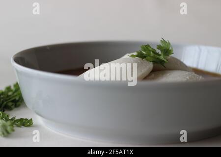 Idli Sambhar ein indisches Essen in der Regel in Südindien hergestellt, aber mochte und zubereitet fast in allen Teilen von Indien. Schön plattiert. Aufnahme auf weißem Hintergrund Stockfoto