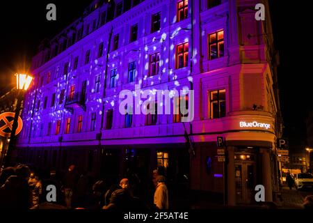 RIGA/LETTLAND - 17. NOVEMBER 2017: Lettische Flaggen. Festival of Light ‘’Star Riga’, eine erstaunliche Laserlichtshow in Riga Stockfoto