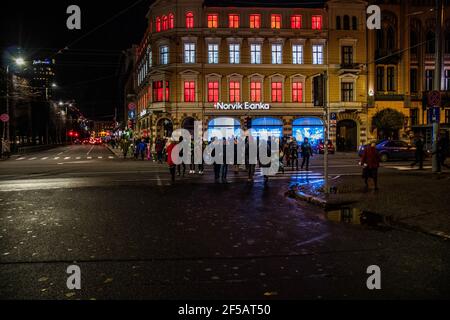 RIGA/LETTLAND - 17. NOVEMBER 2017: Lettische Flaggen. Festival of Light ‘’Star Riga’, eine erstaunliche Laserlichtshow in Riga Stockfoto