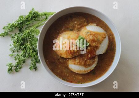 Idli Sambhar ein indisches Essen in der Regel in Südindien hergestellt, aber mochte und zubereitet fast in allen Teilen von Indien. Schön plattiert. Aufnahme auf weißem Hintergrund Stockfoto