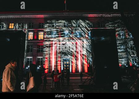RIGA/LETTLAND - 17. NOVEMBER 2018: Lettische Flaggen. Festival of Light ‘’Star Riga’, eine erstaunliche Laserlichtshow in Riga Stockfoto