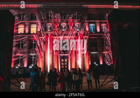 RIGA/LETTLAND - 17. NOVEMBER 2018: Lettische Flaggen. Festival of Light ‘’Star Riga’, eine erstaunliche Laserlichtshow in Riga Stockfoto