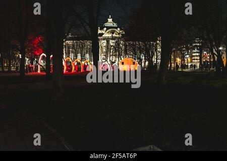 RIGA/LETTLAND - 17. NOVEMBER 2018: Lettische Flaggen. Festival of Light ‘’Star Riga’, eine erstaunliche Laserlichtshow in Riga Stockfoto