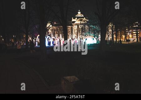 RIGA/LETTLAND - 17. NOVEMBER 2018: Lettische Flaggen. Festival of Light ‘’Star Riga’, eine erstaunliche Laserlichtshow in Riga Stockfoto