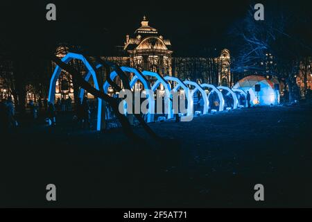 RIGA/LETTLAND - 17. NOVEMBER 2018: Lettische Flaggen. Festival of Light ‘’Star Riga’, eine erstaunliche Laserlichtshow in Riga Stockfoto