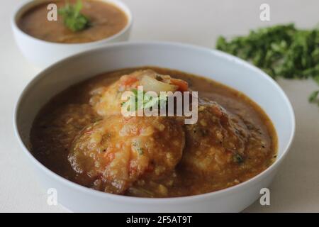 Idli Sambhar ein indisches Essen in der Regel in Südindien hergestellt, aber mochte und zubereitet fast in allen Teilen von Indien. Schön plattiert. Aufnahme auf weißem Hintergrund Stockfoto