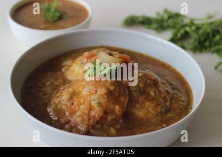 Idli Sambhar ein indisches Essen in der Regel in Südindien hergestellt, aber mochte und zubereitet fast in allen Teilen von Indien. Schön plattiert. Aufnahme auf weißem Hintergrund Stockfoto