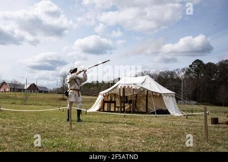 Montevallo, Alabama/USA-März 12: Ein Revolutionssoldat feuert während eines Programms beim Festival of Tul eine Muskete im American Village ab Stockfoto