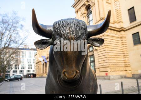 Bullenmarkt - Bullenstatue vor dem Frankfurter Börsengebäude, Frankfurt, Deutschland Stockfoto