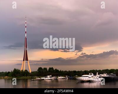 Toller Blick auf den Radio- und Fernsehturm von Riga, Lettland Stockfoto