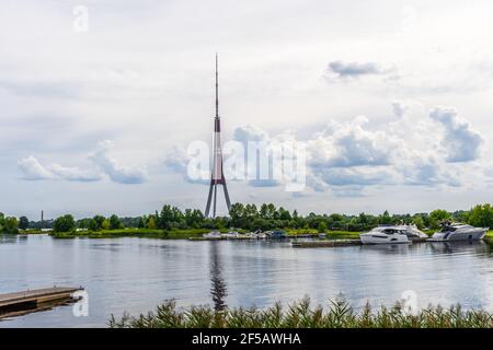 Toller Blick auf den Radio- und Fernsehturm von Riga, Lettland Stockfoto