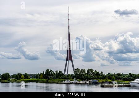 Toller Blick auf den Radio- und Fernsehturm von Riga, Lettland Stockfoto