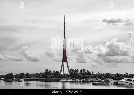 Toller Blick auf den Radio- und Fernsehturm von Riga, Lettland Stockfoto