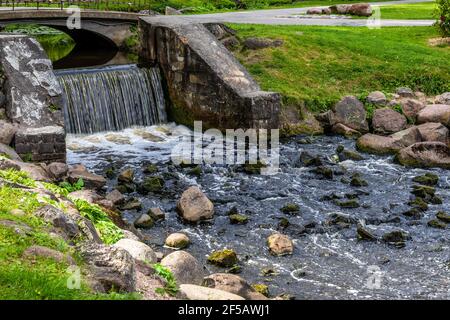 Stadt Riga, Lettland, Herbst. Arkadijas Park, gelbe Bäume und Wasserfall, Blätter. Reise Natur Foto Stockfoto