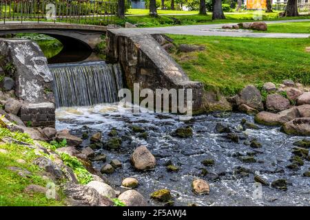 Stadt Riga, Lettland, Herbst. Arkadijas Park, gelbe Bäume und Wasserfall, Blätter. Reise Natur Foto Stockfoto